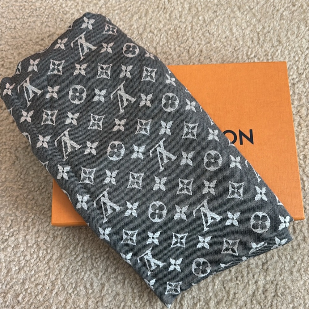Louis Vuitton Monogram denim black shawl - Picture 5 of 10